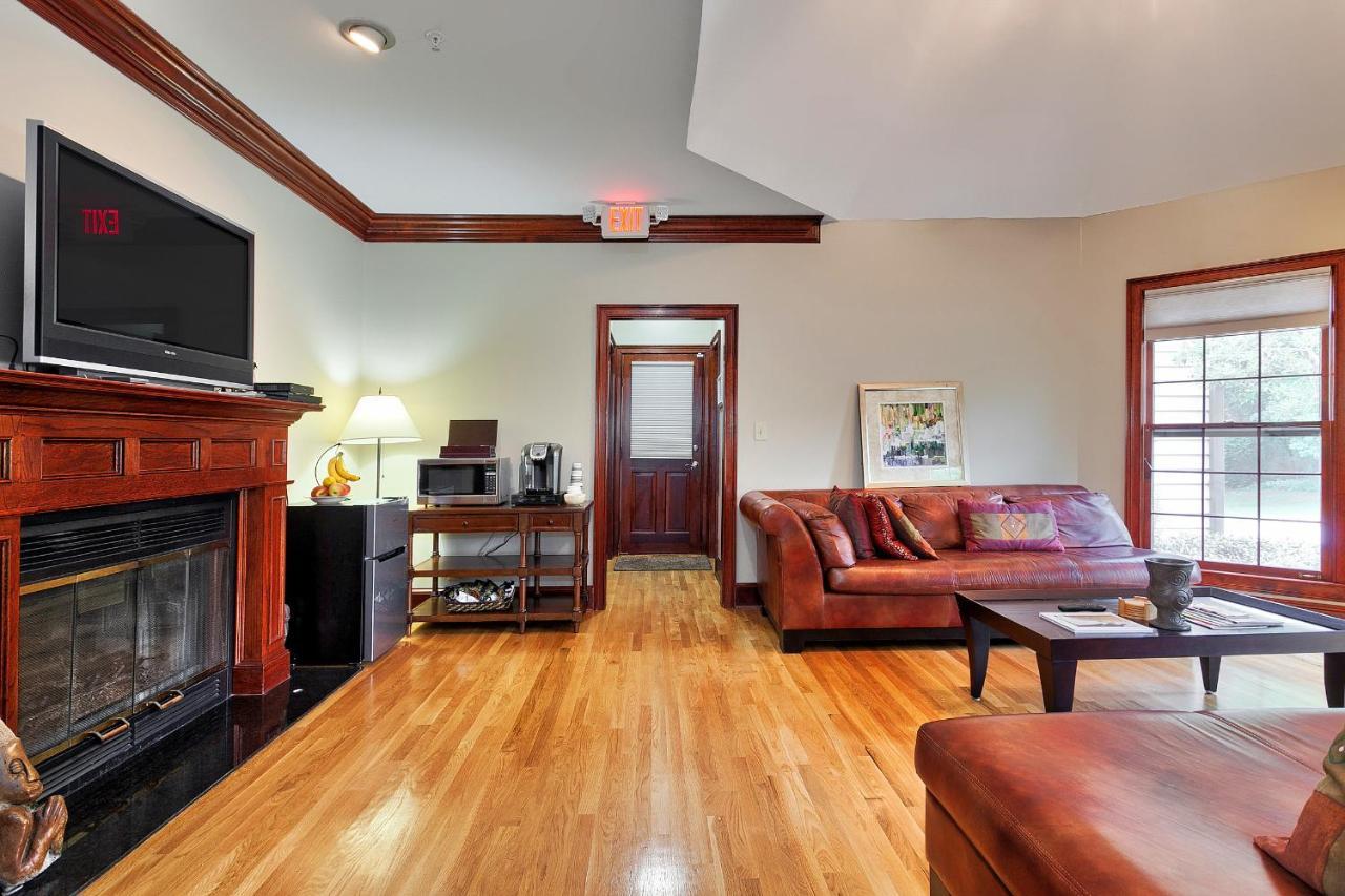 Pleasanton Courtyard Bed And Breakfast Fayetteville Buitenkant foto